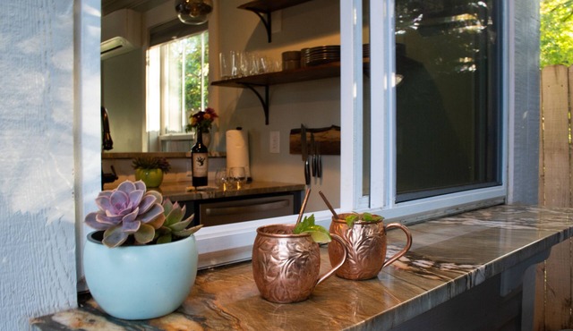 The Burrow-cozy boutique studio walkable to downtown