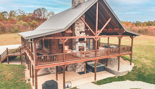 The Burrow Lodge! Pet Friendly! Hot Tub! Sleeps 16
