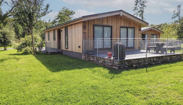 THE BURROW, pet friendly, character holiday cottage in Haverthwaite