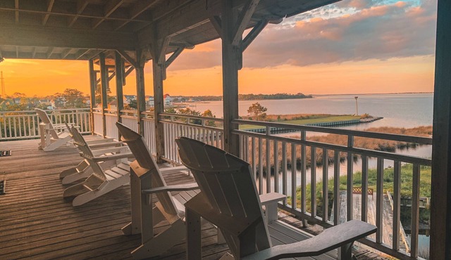 The Burrus House Inn Waterfront Suites