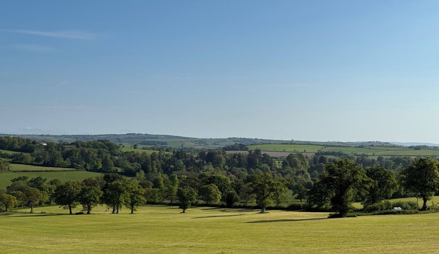 The Bus On The HillnStay in total peace in Devon, home of 2 moors and 2 shores