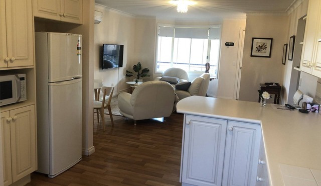 "THE BUTLER"@Milton eats, theatre,2 Bdrm, 2WC,garage, wifi,Netflix,very quiet