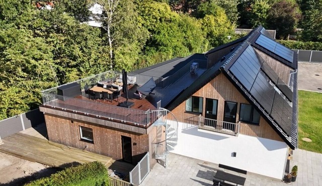 The Butterfly - Elegant Odense Retreat with Rooftop Views & Room for 7