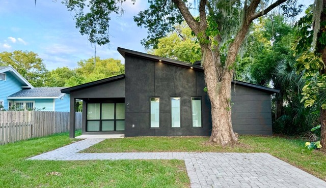 The Butterfly House: with sauna and fully-fenced yard