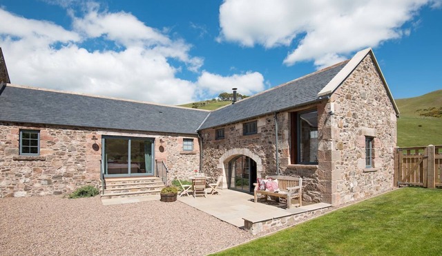 THE BYRE AT REEDSFORD - sleeps 4 in 2 bedrooms near Wooler
