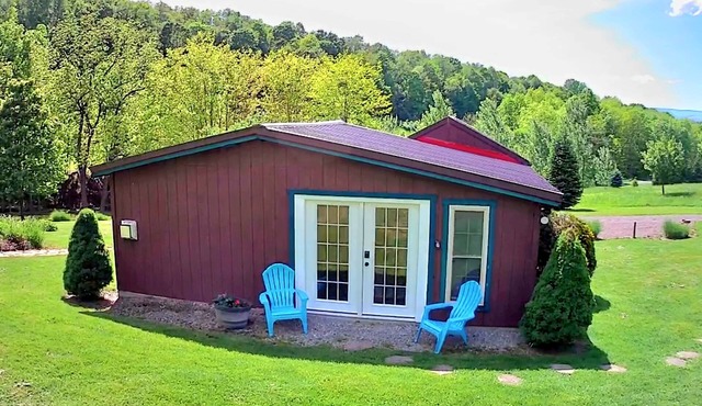 The Byre Bungalow-Country Getaway, close to Yough, Fallingwater w/Hot Tub!