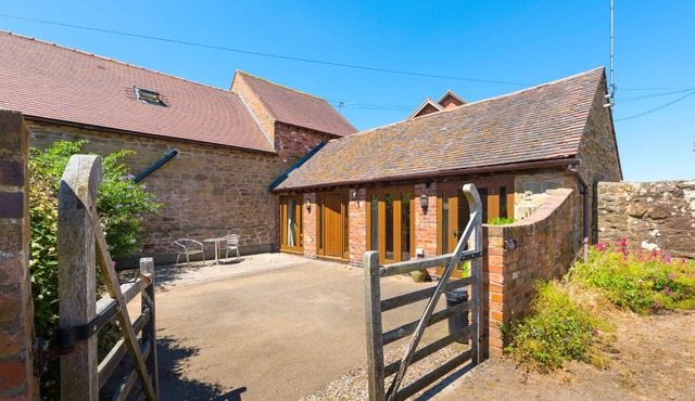 THE BYRE, character holiday cottage, with a garden in Billingsley