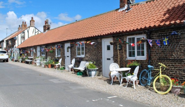 THE BYRE COTTAGE SLEEPING 4 NEXT TO FOX COVERT PUB YARM B&B. S/C.