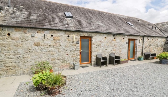 THE BYRE, pet friendly, with a garden in Newton Stewart