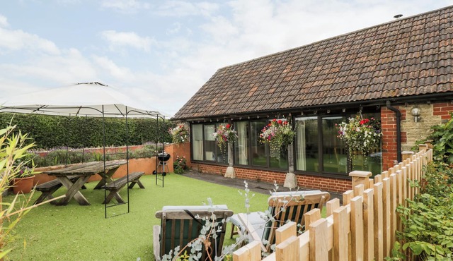 THE BYRE, pet friendly, with open fire in Christian Malford