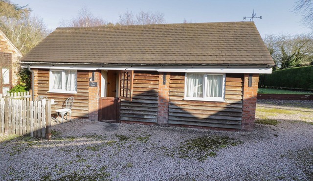 THE BYRE, pet friendly, with pool in Upton Upon Severn