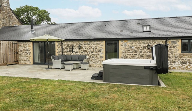 THE BYRE, pet friendly, with hot tub in St Brides Major