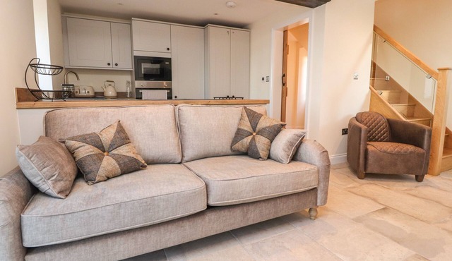 THE BYRE, pet friendly, with open fire in Kirkham