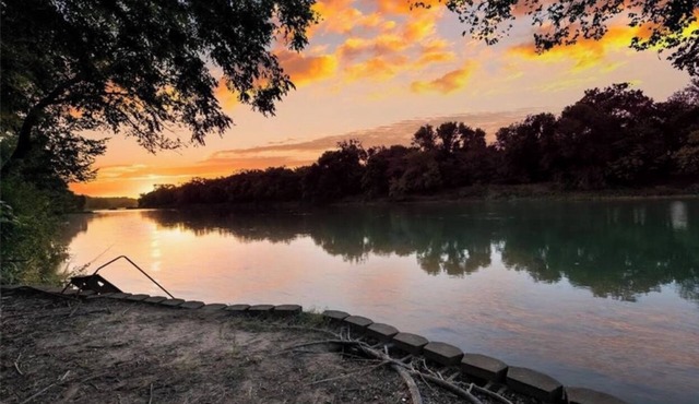 *THE C5 RIVER HOUSE MINUTES FROM MAGNOLIA AND BAYLOR RIVER *