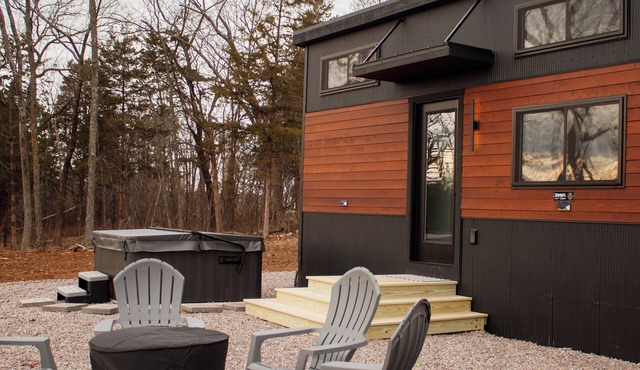 THE CAAMP. Gorgeous 2-bedroom tiny home. Very close to the Barn/Pebble Creek