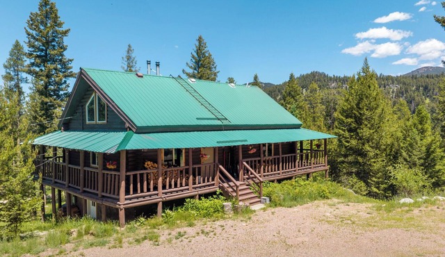 The Cabin - A Family and Dog Friendly Log Cabin Getaway in the pines, close to Discovery Ski Hill.