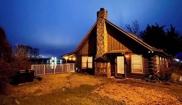 The Cabin at Caddo Crossing - for the vibe of an old-time lodge on the bayou!