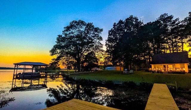 The Cabin at Downs Point - live life like a local !