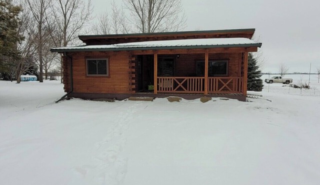 The Cabin at Lake Elsie, a 2-bedroom log cabin with AC near Hankinson, ND
