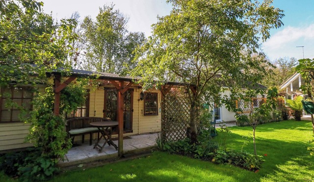 THE CABIN AT LITTLE TIMBERS, pet friendly, with open fire in Ringwood