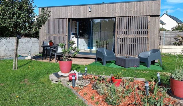 The cabin at the bottom of the garden - 5 minutes walk from the beach