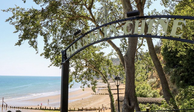 THE CABIN, character holiday cottage in Sandford, Isle Of Wight