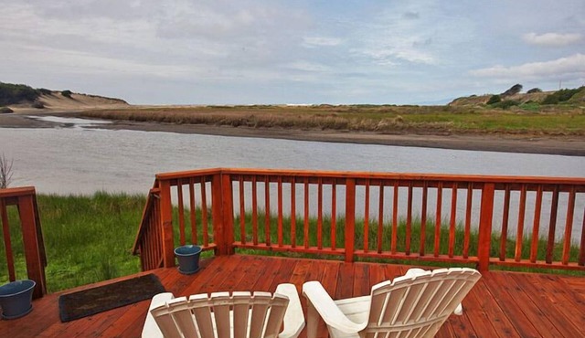 The Cabin - Cozy Salmon Creek beach cottage, big deck, great views.
