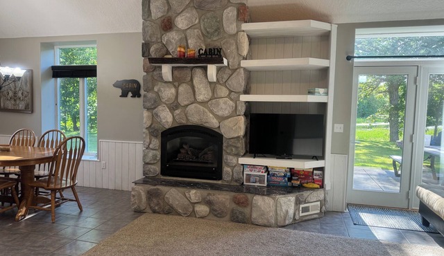 The Cabin: Fireplace RiverFront Pet Friendly Trails Dock