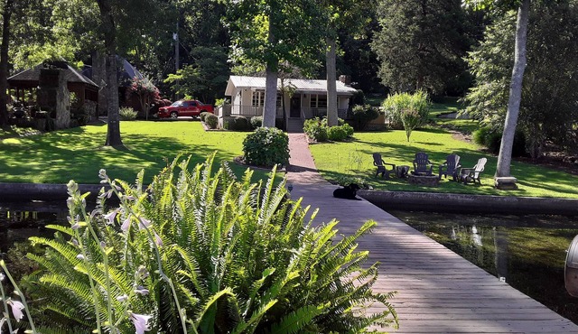 THE CABIN IN THE HOLLOW Main channel, waterfront, deep water dock, pet friendly