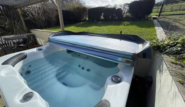 The Cabin is a charming 2-bedroom bungalow in Hayfield, sleeping up to four. Relax in the private hot tub or unwind in the cosy living area after exploring the Peak District.