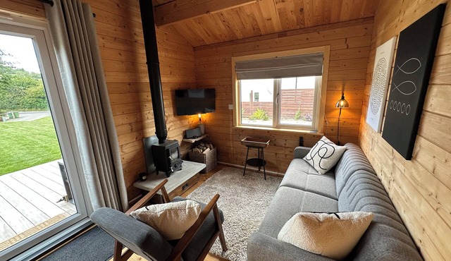 The Cabin - log fire cosy home. Sleeps 4