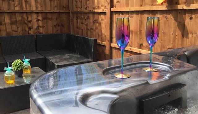 The Cabin, A cosy compact private detached converted outbuilding + Hot Tub