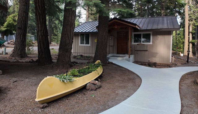 The Cabin on Easy Street. Clean cabin in the woods. Close to Crater Lake!