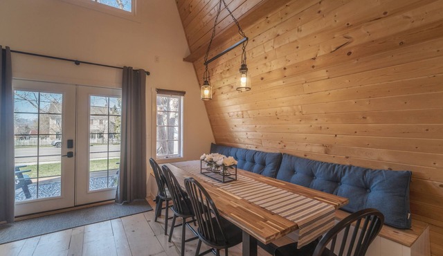 The Cabin on Main St., A Quiet Getaway with whole family, History. Pet friendly.