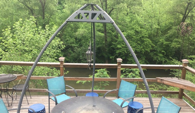 THE CABIN ON THE MAYO RIVER. SURROUNDED BY STATE PARK. PRIVATE WATERFRONTn