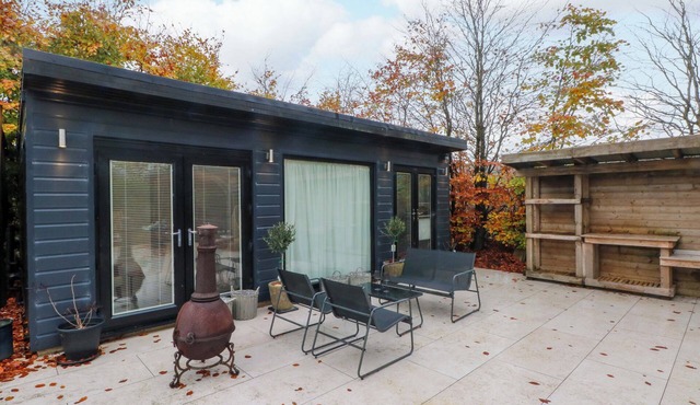 THE CABIN, pet friendly, with a garden in Crawshawbooth