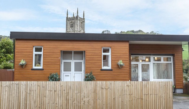 THE CABIN, pet friendly, character holiday cottage in Combe Martin