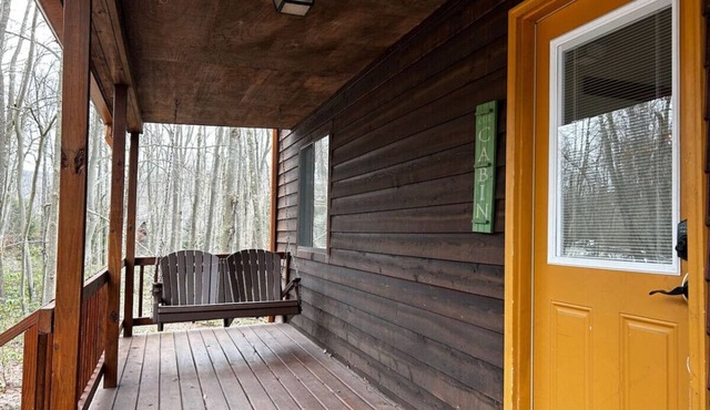 The Cabin Pet-Friendly, Short Walk to the Beach w/AC