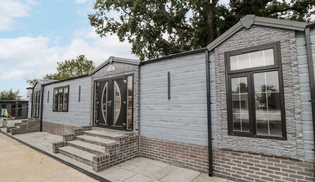 THE CABIN, pet friendly, with hot tub in Thornton Dale