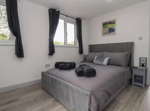 The Cabin - Private Car Park with CCTV - Fast WiFi - Peaceful Retreat with Views for Business or Couples