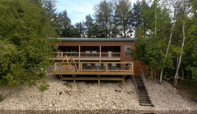 The Cabin ~ Relax ~ Year Around luxury Home w/4 Kayaks, 2 Canoes & Paddle Boat