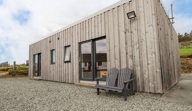 THE CABIN, romantic, character holiday cottage in Dunvegan