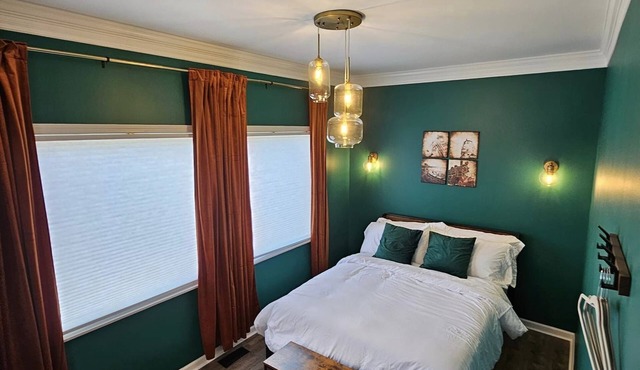 The Caboose - Cozy space steps from downtown