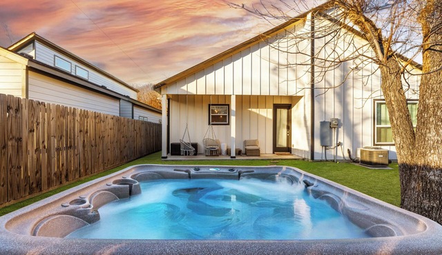 The Cacti House - Hot Tub, Game Room, Cactus Mural, Minutes from Downtown Dallas