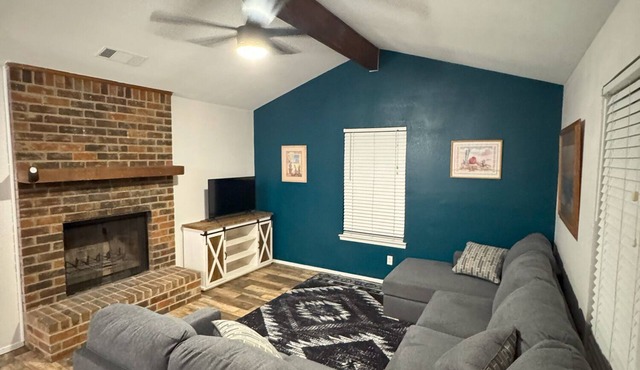 The Cactus Casa Dos - Southwestern Retreat w/Easy DFW Access - Pet Friendly
