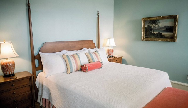 The Cadet's Suite: King Bed, Stylish Historic Stay at Mustard Seed Hill