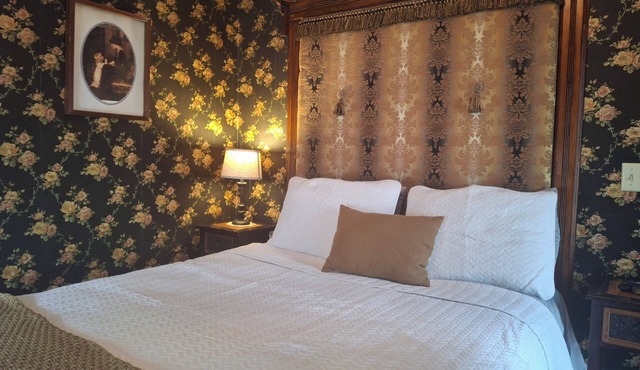 The Calico Room at The Painted Cat B&B - Just a short walk to Main Street!