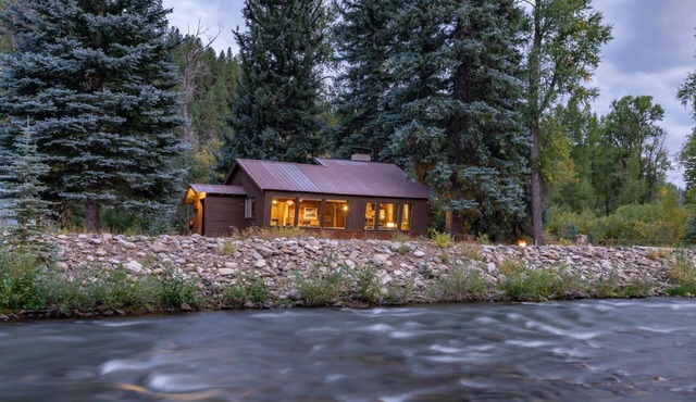 The Call of the Water - Private luxury cabin on river in San Juan Nat Forest!