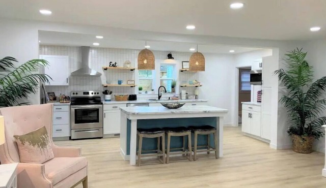 The Callie- Downtown by the square & park. Tons of Parking. On 3 Acres!