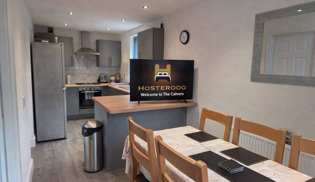 The Calvers: Contractor-ready 4-bed house – parking, fast WiFi & smart TVs by Hosterooo